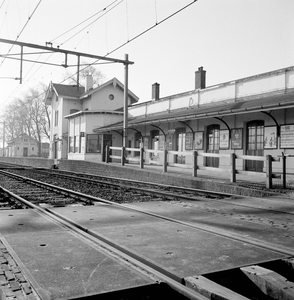 153255 Gezicht op de perronzijde van het N.S.-station Schagen te Schagen kort voor de afbraak.